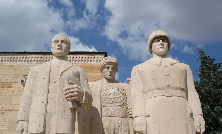 anıtkabir erkek heykelleri