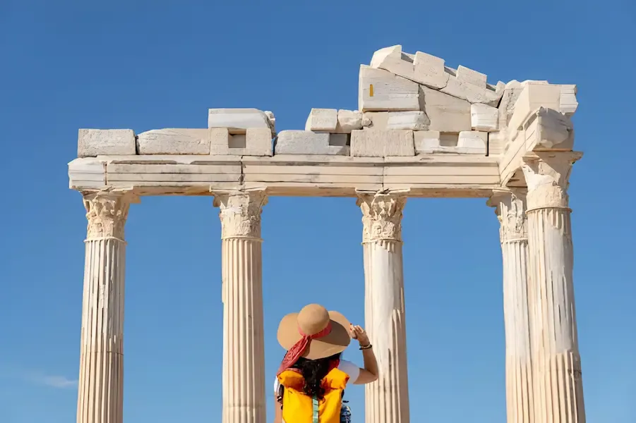 Antalya Side Antik Kenti harabelerini inceleyen gezgin kadın