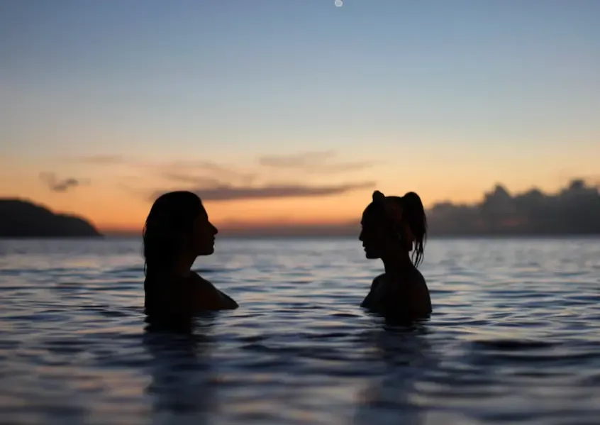 denizde yüzen iki kadın, ayvalık