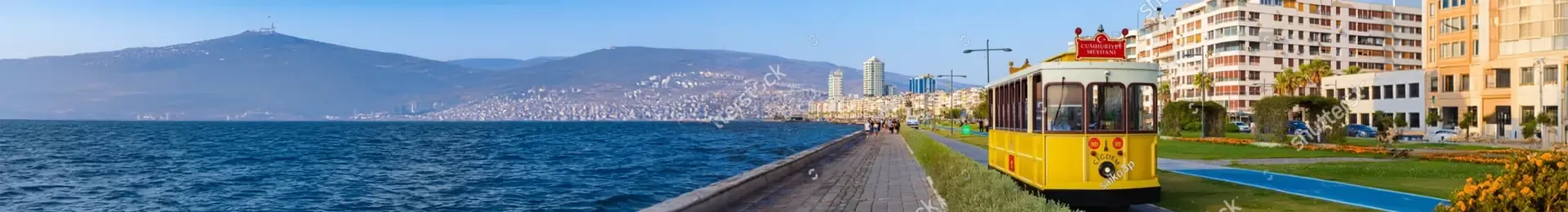 İzmir deniz manzarası ve tramvay