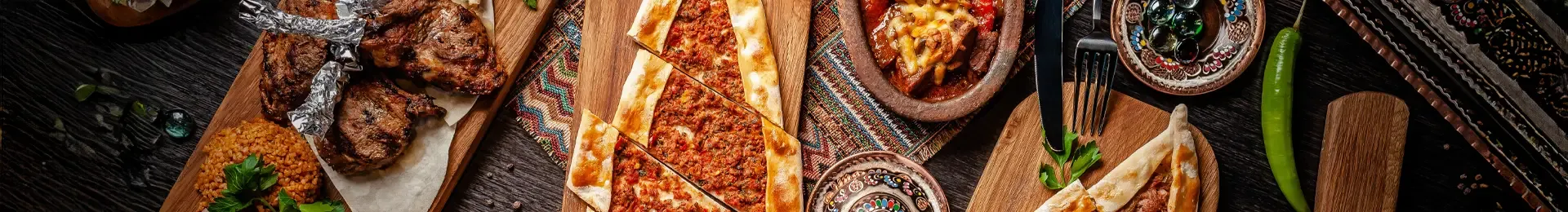 yemek masası üzerinde duran pide