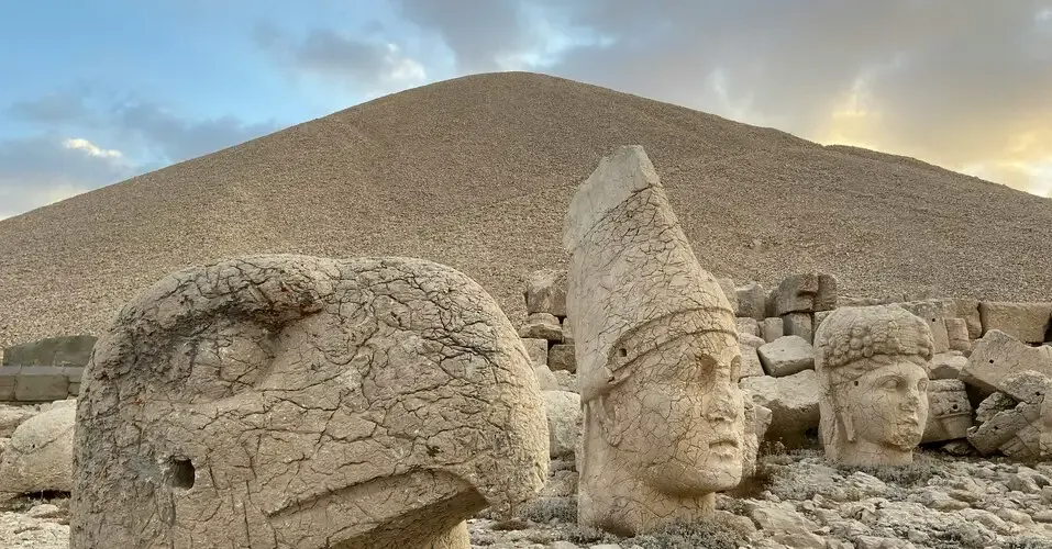 Nemrut Dağı heykelleri