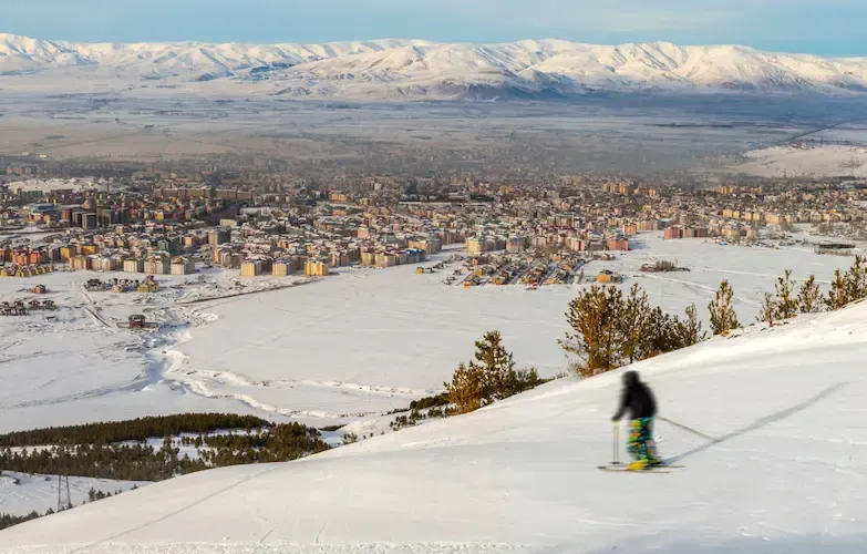 Palandöken Kayak Merkezi'nde kayan insan